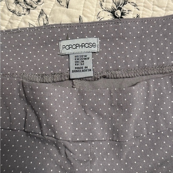 Porophrase plus size capris - Picture 3 of 7